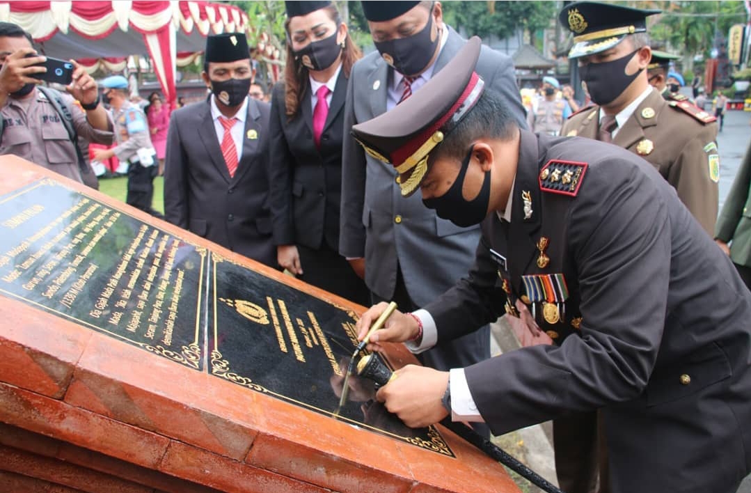 Kegiatan Syukuran Hari Bhayangkara Ke-74 dan Peresmian Patung Mahapatih Gajah Mada. pada hari Rabu tanggal 1 Juli 2020 pukul 10.15 s.d 10.50 Wita bertempat di Lapangan Apel Endra Dharma Laksana Polres Gianyar telah dilaksanakan kegiatan syukuran Hari Bhayangkara Ke 74 dan peresmian patung Mahapatih Gajah Mada dengan tema