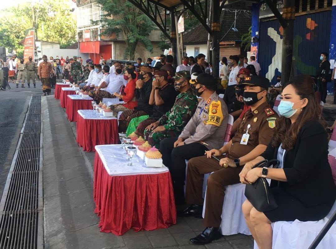 PEMBONGKARAN SECARA SIMBOLIS BANGUNAN PASAR UMUM GIANYAR YANG DIHADIRI OLEH BUPATI GIANYAR, WAKIL BUPATI GIANYAR, DIR INTEL POLDA BALI, KETUA TIM PENGGERAK PKK, KETUA PENGADILAN NEGERI GIANYAR, KEPALA KEJAKSAAN NEGERI GIANYAR DAN PIMPINAN SKPD KABUPATEN GIANYAR.