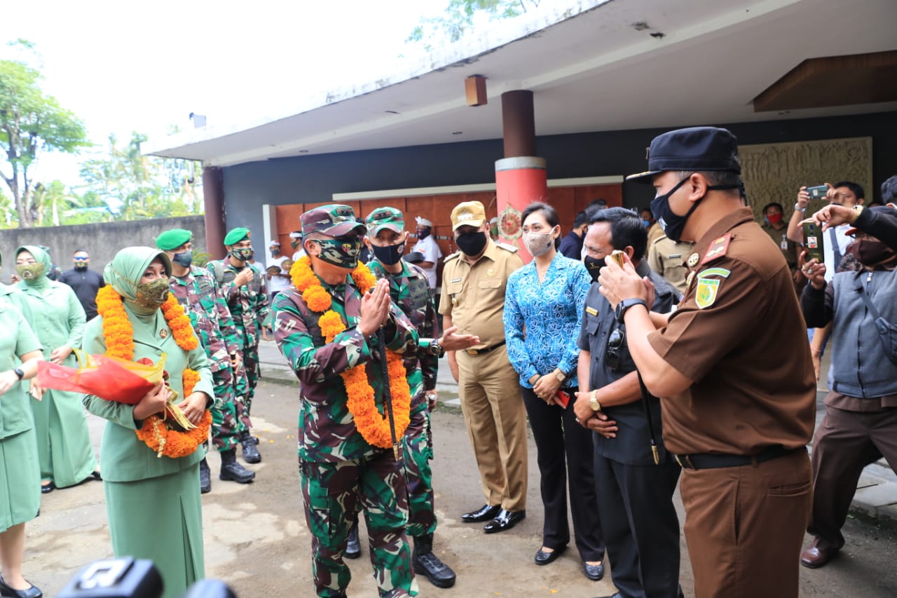 Selasa, 30 Juni 2020 bertempat di Subak Gelulung, Desa Sidan, Kecamatan Gianyar, Kabupaten Gianyar, Kepala Kejaksaan Negeri Gianyar menghadiri Kunjungan Kerja Pangdam IX Udayana.
