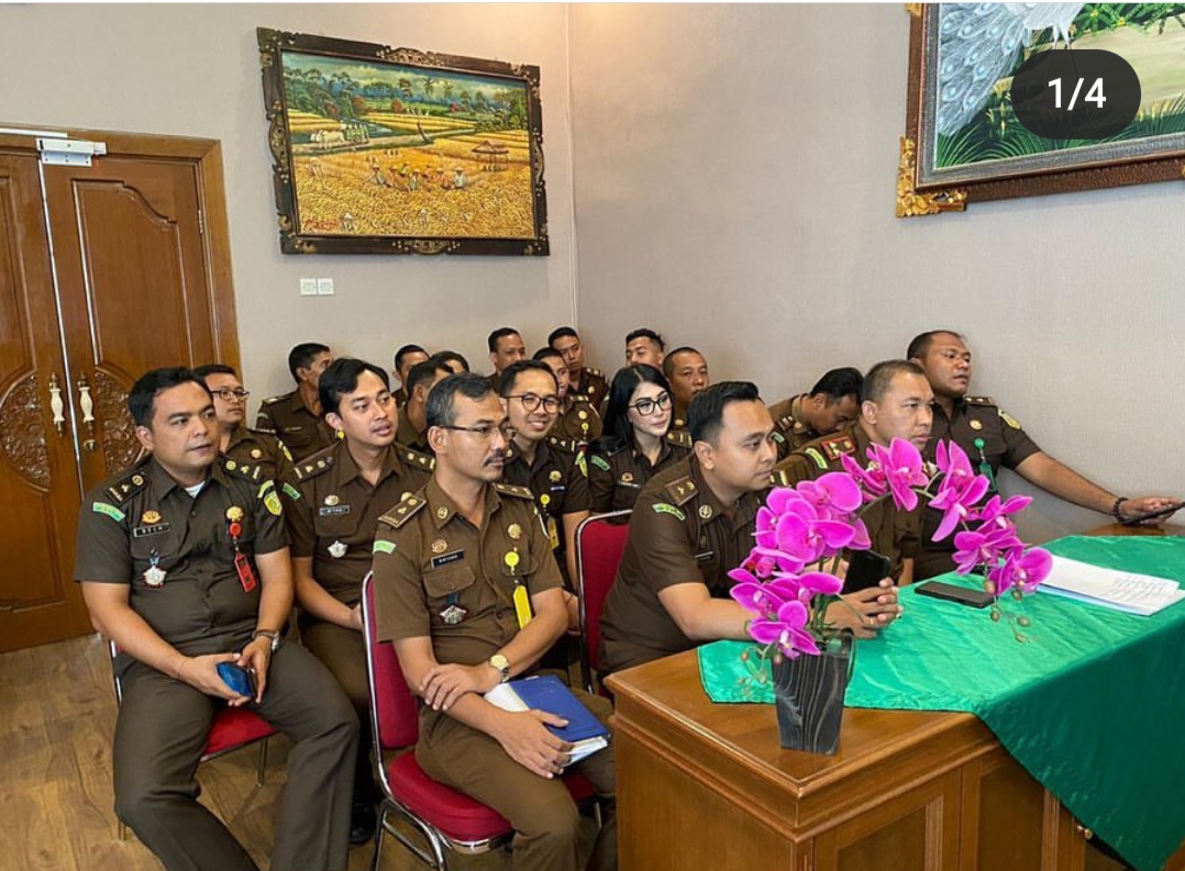 KEGIATAN VIDEO CONFERENCE (VICON) SE-WILAYAH BALI DENGAN NARASUMBER BAPAK WAKIIL JAKSA AGUNG RI BESERTA BAPAK KEPALA PUSAT DASKRIMTI KEJAKSAAN AGUNG RI