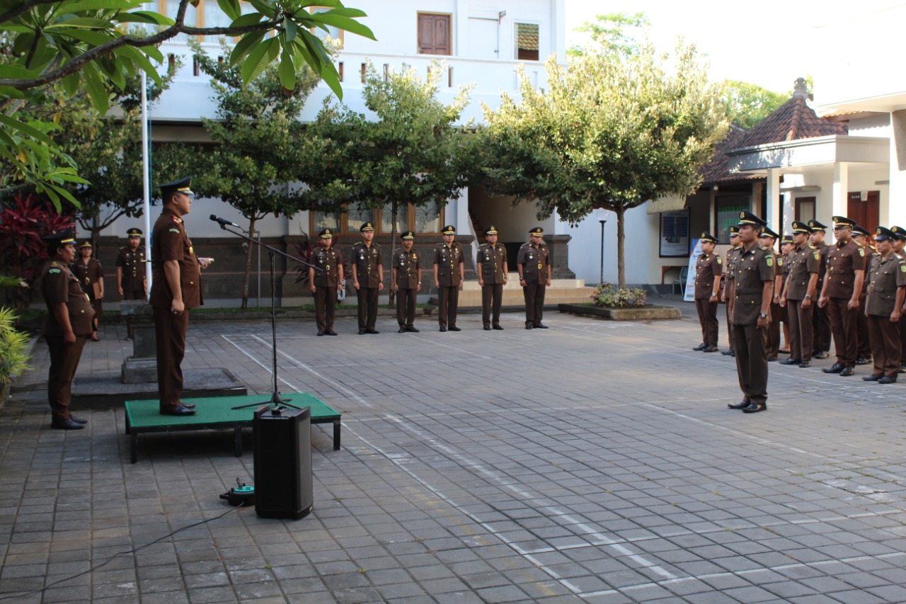 UPACARA PERINGATAN HARI PAHLAWAN KE-74 TAHUN 2019 YANG DILAKSANAKAN DI HALAMAN KANTOR KEJAKSAAN NEGERI GIANYAR.