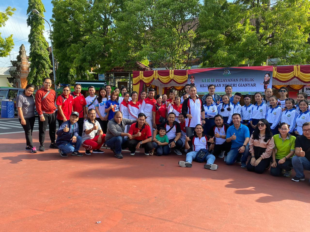 KEJAKSAAN NEGERI GIANYAR DALAM PROGRAM GERAI PELAYANAN PUBLIK MELALUI MOBIL LAYANAN KELILING YAITU MADE GIANYAR DAN MOBIL PENYULUHAN HUKUM MELAKUKAN PELAYANAN KEPADA MASYARAKAT KOTA GIANYAR PADA AREA CAR FREE DAY (CFD) DI TAMAN KOTA GIANYAR.