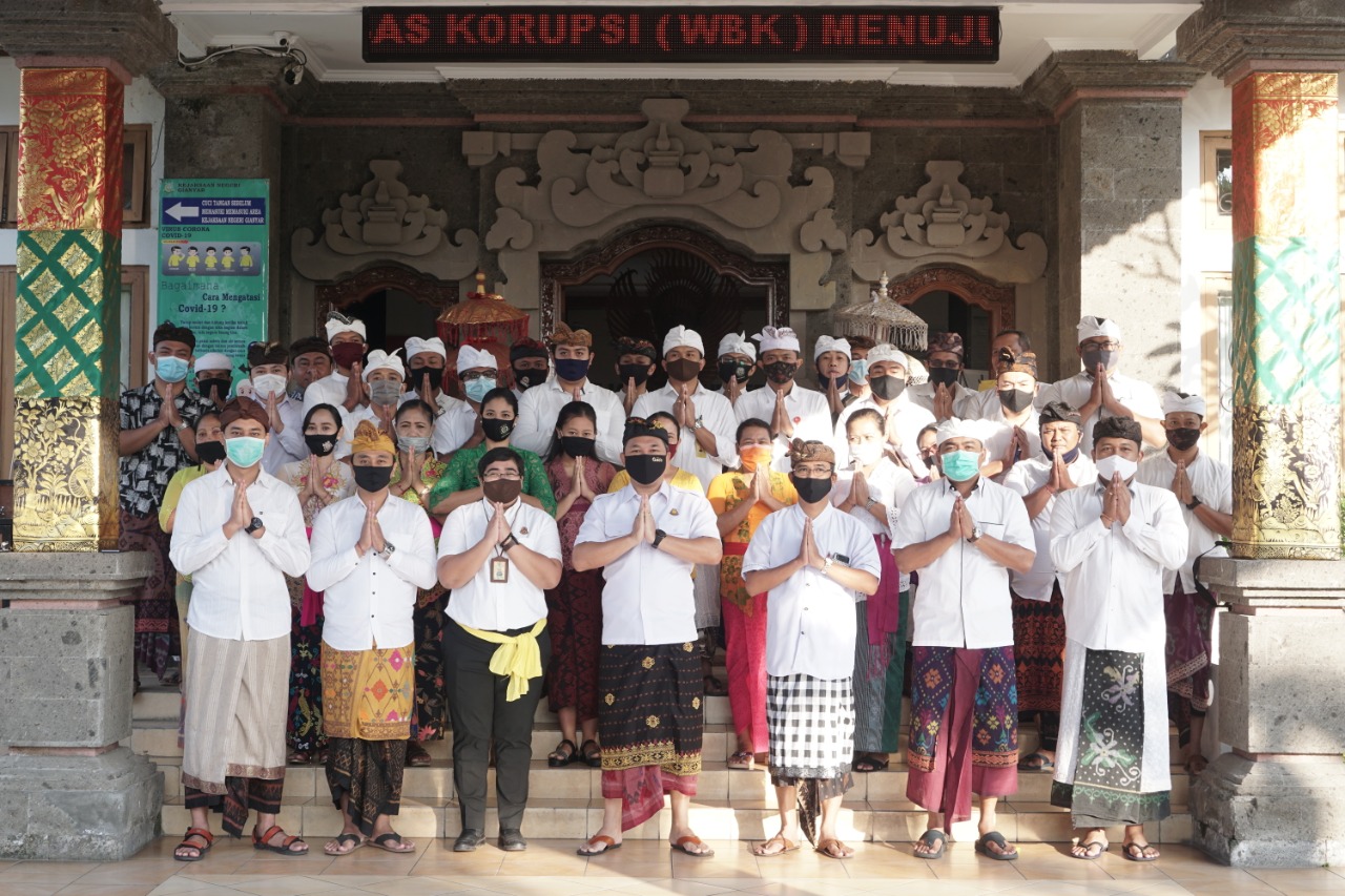 Kejaksaan Negeri Gianyar melaksanakan Apel Kerja Dengan Menggunakan Pakaian Adat Bali yang diikuti oleh seluruh Pegawai Kejaksaan Negeri Gianyar baik Jaksa, Honorer, Security, dan CS.
