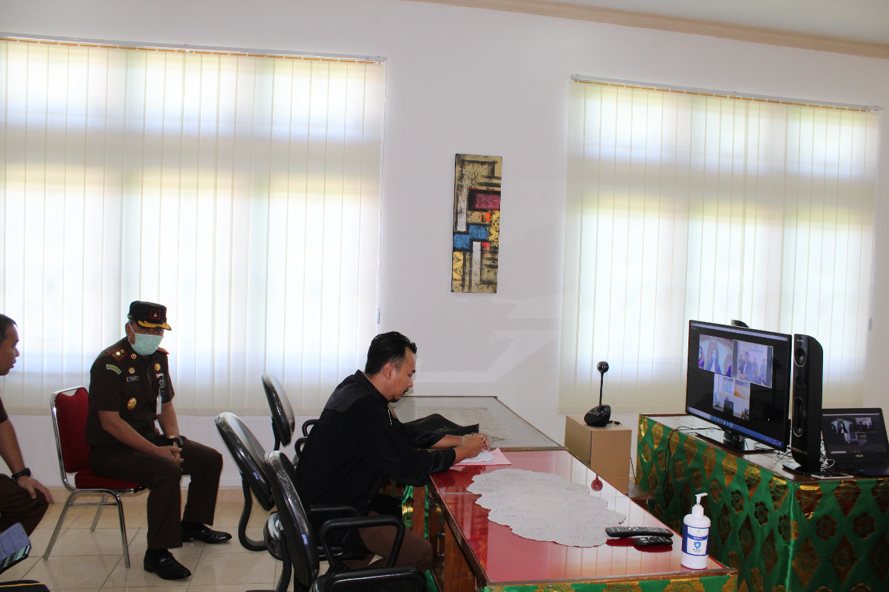 SIDANG PIDANA SECARA ONLINE MELALUI VIDEO CONFERENCE ANTARA MAJELIS HAKIM, TERDAKWA DAN JAKSA PENUNTUT UMUM YANG BERADA DIKANTOR MASING-MASING YAITU PN GIANYAR, RUTAN GIANYAR DAN KEJARI GIANYAR, PERSIDANGAN DIPANTAU LANGSUNG OLEH BAPAK KAJATI BALI BAPAK IDIANTO, SH., MH.