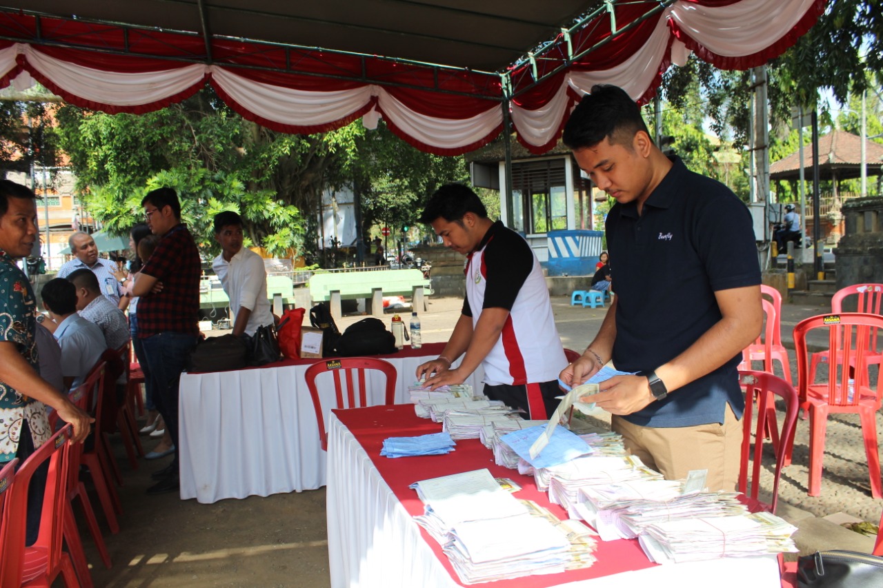KEJAKSAAN NEGERI GIANYAR MEMBUKA GERAI PELAYANAN TILANG KELILING DI LAPANGAN ASTINA GIANYAR.