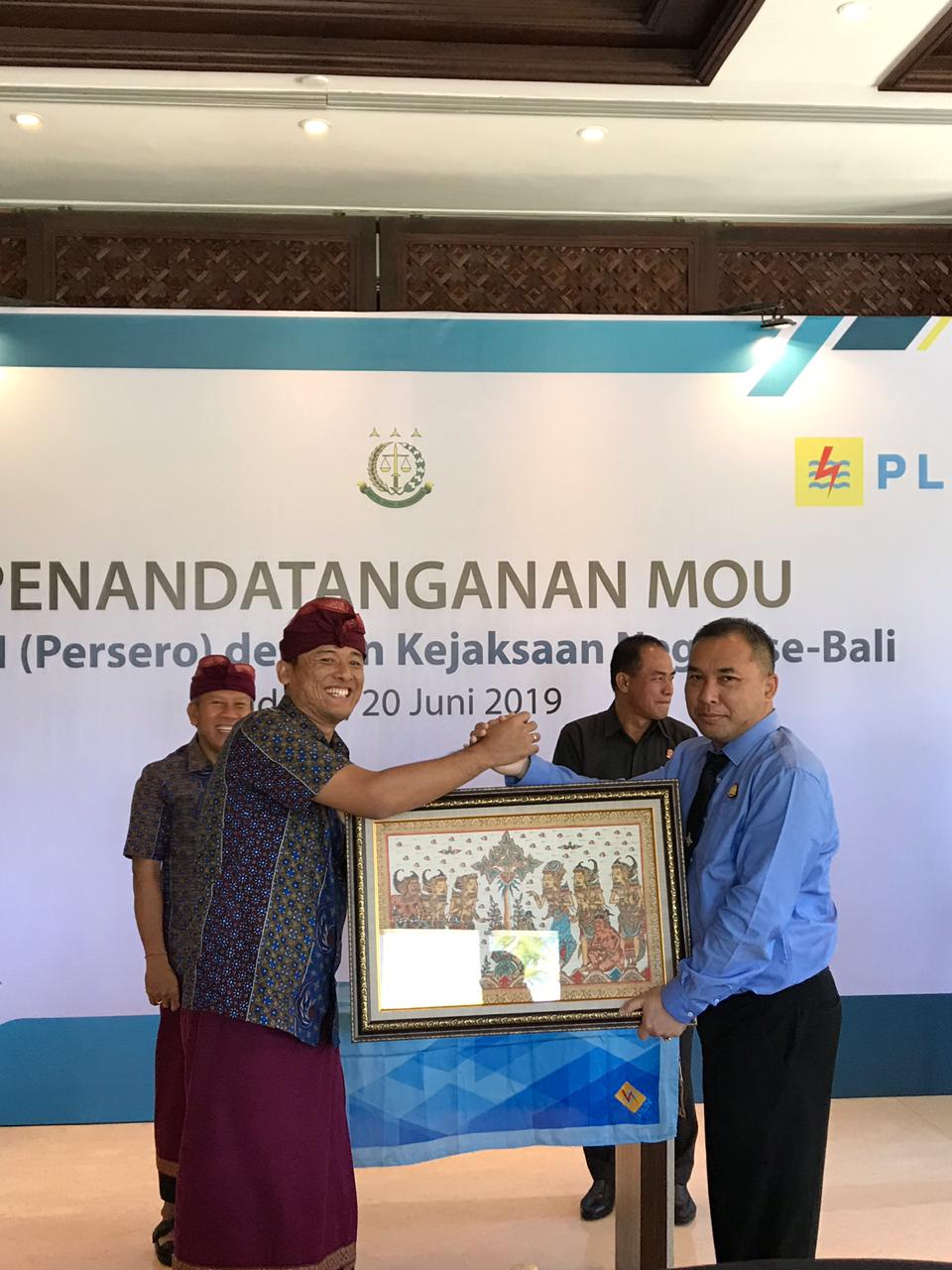 MANAGER PT PLN (Persero) UP 3 BALI TIMUR TANDATANGAN MoU DENGAN KEJAKSAAN