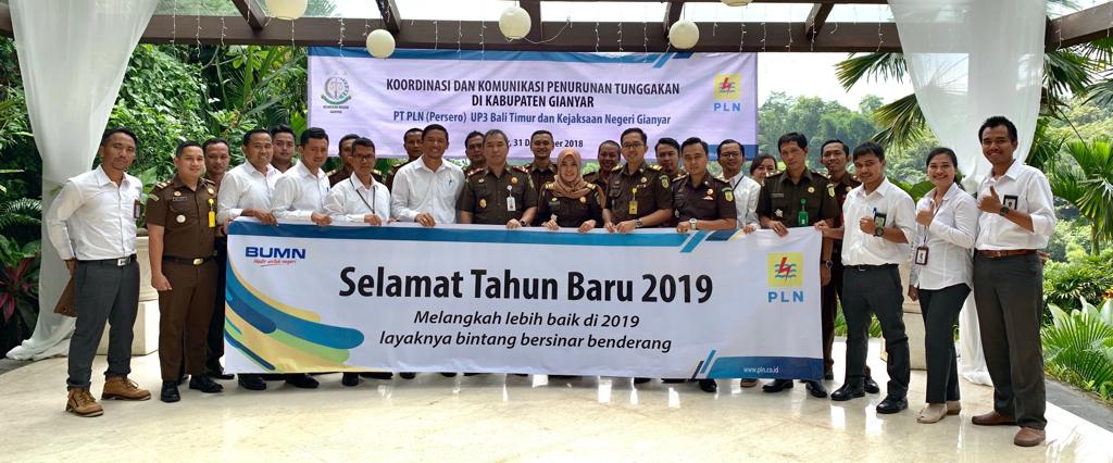 PT PLN (PERSERO) UP3 BALI TIMUR MEMBERIKAN PIAGAM PENGHARAGAAN KEPADA KEJARI GIANYAR