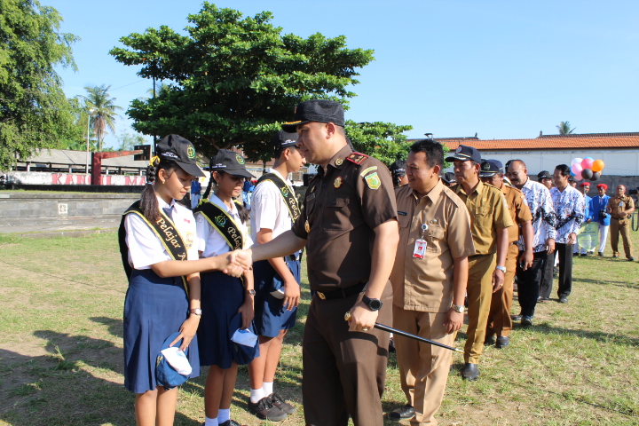KEGIATAN JAKSA MASUK SEKOLAH DAN LOUNCHING JAKSA RAMAH PELAJAR DI LAPANGAN UMUM BLAHBATUH