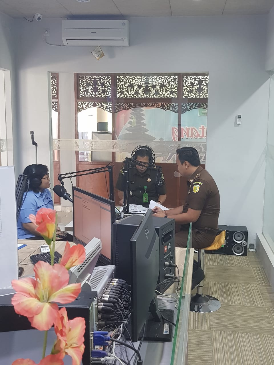 JAKSA MENYAPA RRI PRO-2 DENPASAR