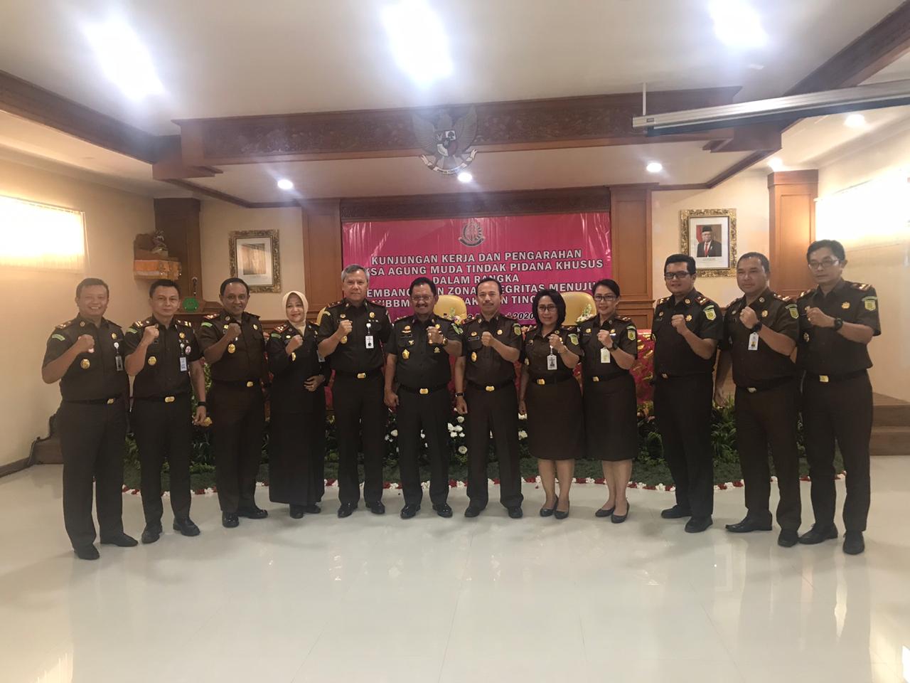 Kejaksaan Negeri Gianyar mengikuti kegiatan Sosialisasi Internalisasi dan Monitoring Evaluasi Program Reformasi Birokrasi Pembangunan Satuan Kerja ZI WBK dan WBBM dalam rangka pelaksanaan Reformasi Birokrasi Kejaksaan RI dan Aksi Strategi Nasional Pencegahan Korupsi melalui Pembangunan Satker ZI menuju WBK dan WBBM oleh Dr. Moh. Adi Toegarisman, S.H., M.H.
